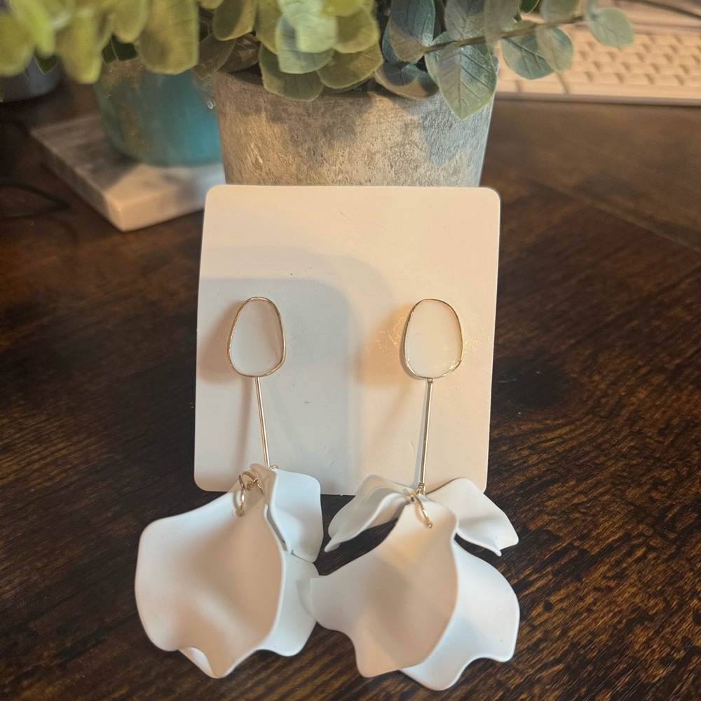 Elegant White Floral Drop Earrings